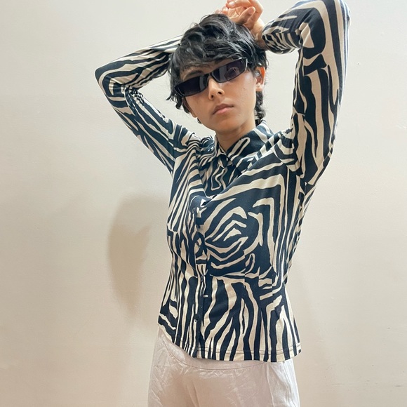 Abstract Stripes Printed Knitted Top - Picture 3 of 9